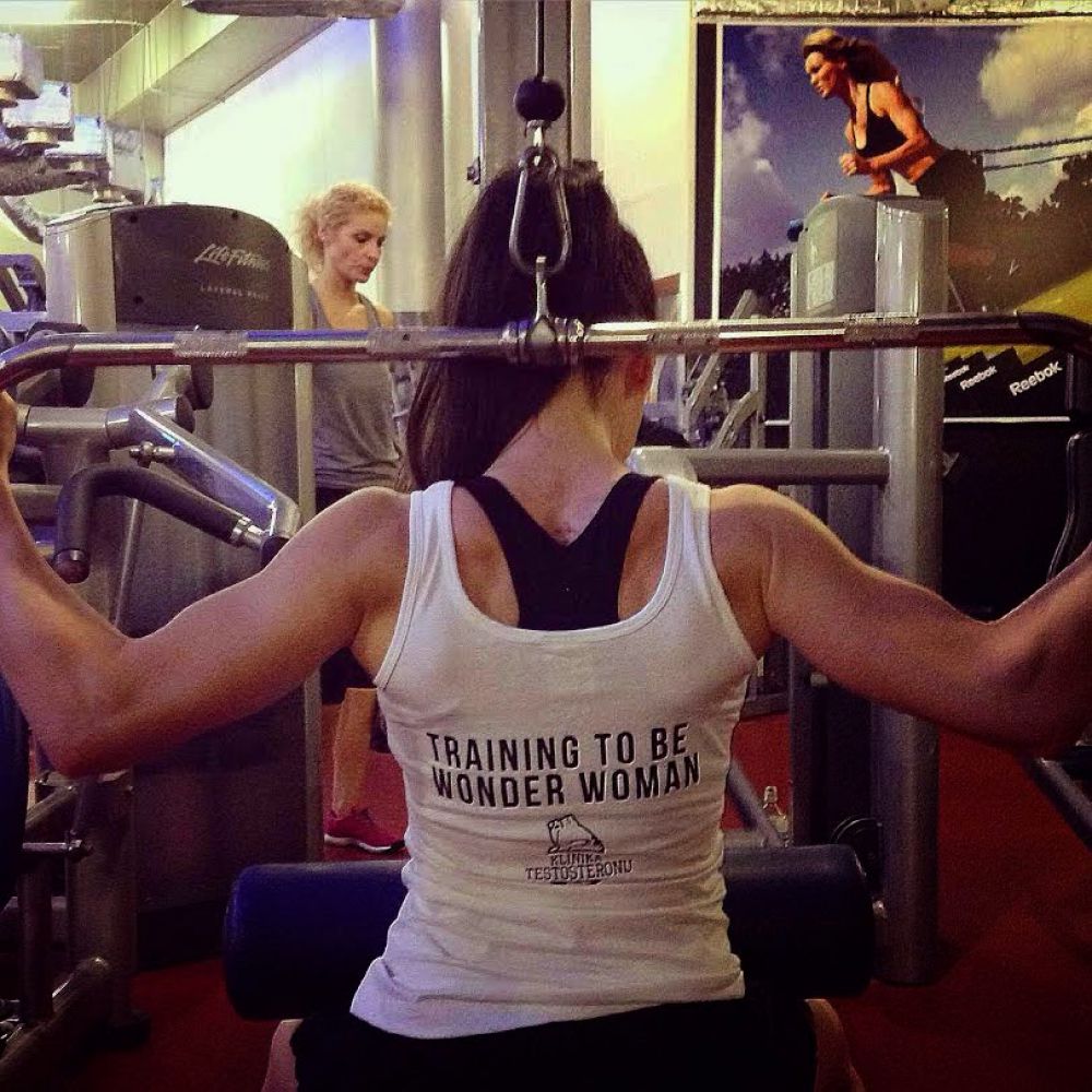 Na siłowni. Trening Wonder Woman.